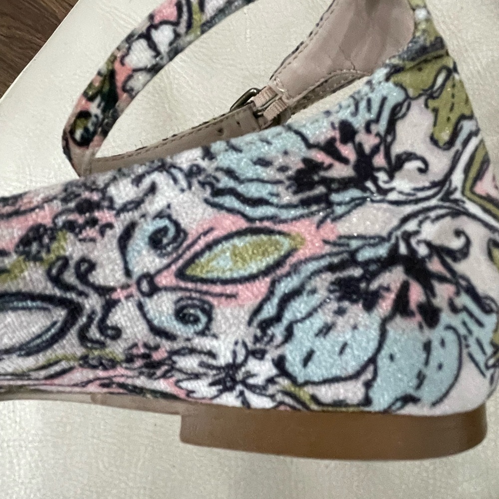 Flats: 8/1/2M white pink black blue-gray on suede. Matching bag in my closet.